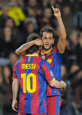 Víctor Vázquez celebra con Messi su tanto.