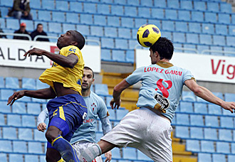 Perea salta con Lpez Garai por un baln durante el encuentro en el que el colombiano debut como titular en los amarillos en Balados