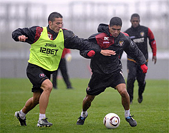Renato pugna con Jairo en un entrenamiento del Sevilla