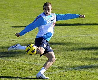 Ignacio Camacho se dispone a golpear el baln durante un entrenamiento del Atltico de Madrid.