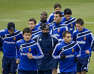 Aguirre charla con sus jugadores en un entrenamiento del Zaragoza