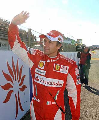Badoer saluda a los aficionados de Ferrari.