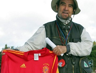 Manuel Pascua posa con una camiseta de la seleccin espaola de ftbol en una imagen de 2004.