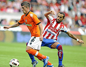 Diego Castro, con Pablo Hernndez en el partido entre Sporting y Valencia