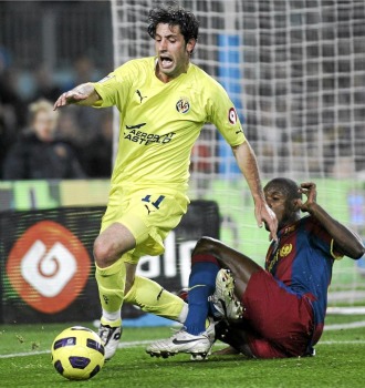 Capdevila trata de marcharse de Abidal en el Barcelona-Villarreal disputado en el Camp Nou.