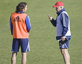 Aguirre charla con Bertolo, en un entrenamiento del Zaragoza