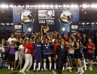 Los jugadores de Independiente celebran el triunfo en la Copa Sudamericana.