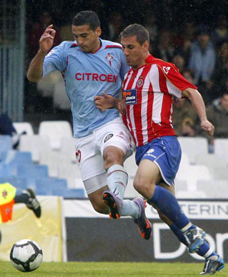 Dos jugadores del Celta y Girona durante el partido de la ltima campaa.