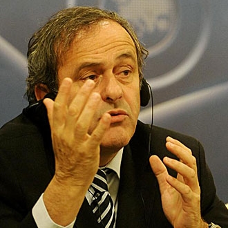 Platini en la conferencia de prensa de la UEFA en Praga
