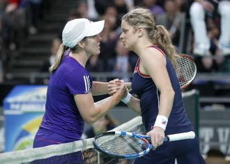 Justine Henin y Kim Clijsters se saludan en la red tras su exhibicin en Amberes.