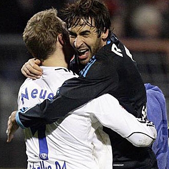 Ral y Neuer se abrazan al trmino del partido en Maguncia