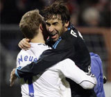 Raúl abraza a Neuer