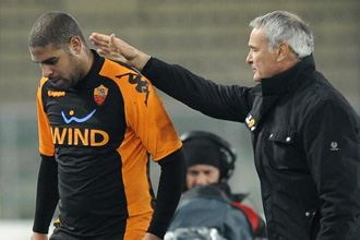 Ranieri consuela a Adriano durante un partido