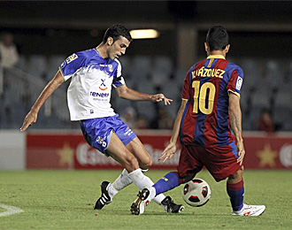 Ricardo controla un baln ante Vctor Vzquez en el partido Barcelona B-Tenerife