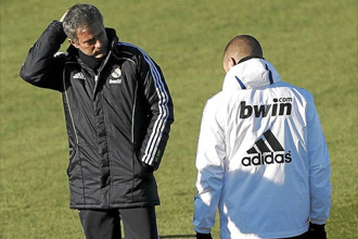 Benzema, junto a Mourinho en un entrenamiento