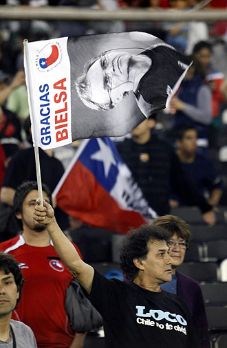 La aficin chilena desea la continuidad de Bielsa al frente de la seleccin.