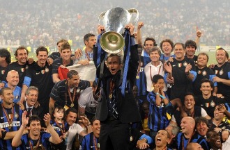 Mourinho levanta la Copa de Europa conquistada con el Inter.