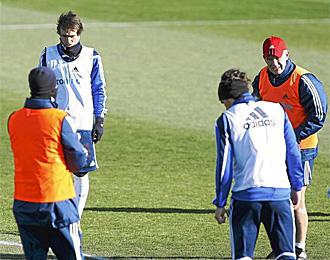 Aguirre alecciona a sus jugadores en un entrenamiento