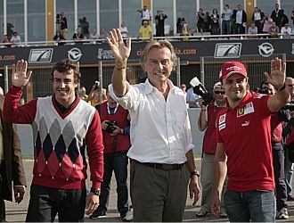 Montezemolo, junto a sus dos pilotos, Alonso y Massa