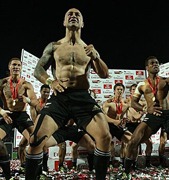 Los jugadores de Nueva Zelanda celebraron con su tradicional 'haka' la victoria conseguida en el Seven de Sudfrica tras doblegar a Inglaterra en la final.