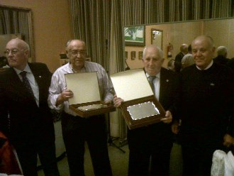 Manso, Juanito, Valtierra y Vara, durante la entrega de las placas