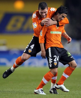 Tino Costa celebra un gol con David Navarro.