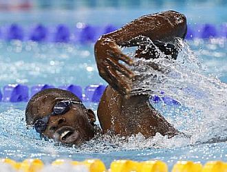 El estilo del nadador ruands no es muy ortodoxo