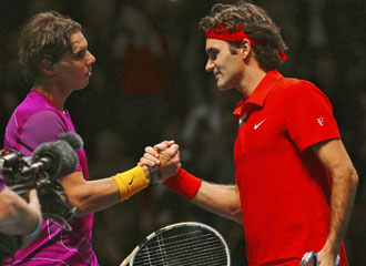 Nadal y Federer se saludan durante un partido.