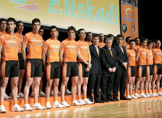 La formacin del equipo Euskaltel posa durante su presentacin.