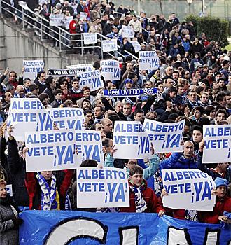 La aficin del Oviedo se manifest para pedir la marcha de Alberto Gonzlez