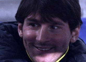 Messi sonre en el banquillo.
