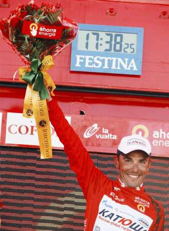 Joaqun Rodrguez se enfunda el jersey rojo de lder de la Vuelta a Espaa tras la etapa de Cotobello.