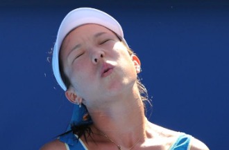 Jie Zheng se lamenta en el pasado Open de Australia.