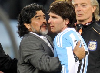 Maradona abraza a Messi