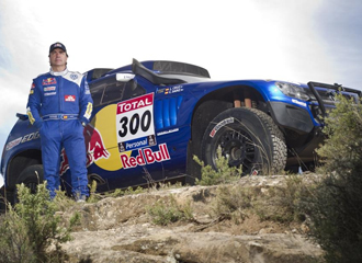 Carlos Sainz junto al vehculo con el que correr el Dakar 2011.