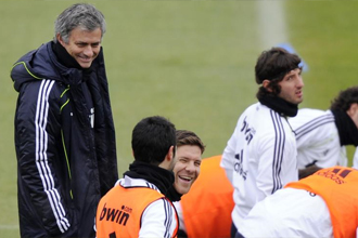 Mourinho, Xabi Alonso y Albiol bromean durante el ltimo entrenamiento del ao