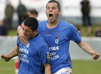 Cervero celebra un gol junto a Bruno en el Oviedo.
