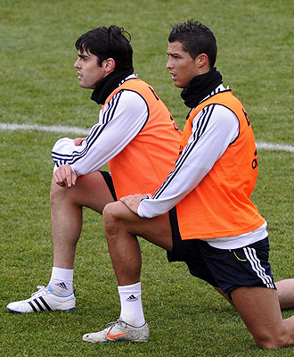 Kaká y Cristiano realizan estiramientos en Valdebebas.
