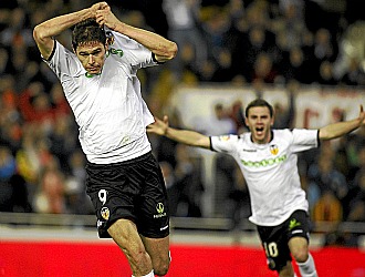 Zigic se quita la camiseta celebrando el gol ante el Espanyol