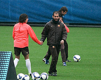 Puyol y Guardiola se dan la mano en un entrenamiento del Barcelona