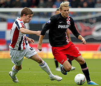 Van der Heijden pelea por un baln con Toivonen, del PSV