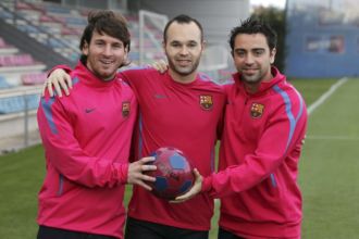 Messi, Iniesta y Xavi posan juntos el da en el que se conoci que los tres eran los candidatos al Baln de Oro 2010.
