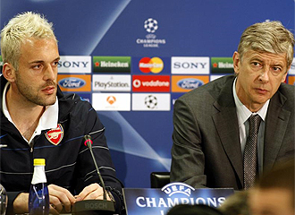 Almunia y Wenger durante una rueda de prensa.