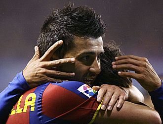 Villa celebra con un compaero su gol ante el Deportivo