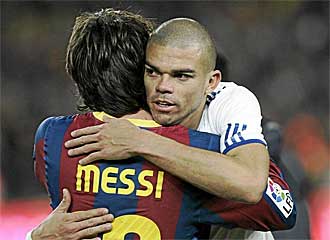Pepe se saluda con Messi en el Clsico del pasado 29 de noviembre en el Camp Nou.