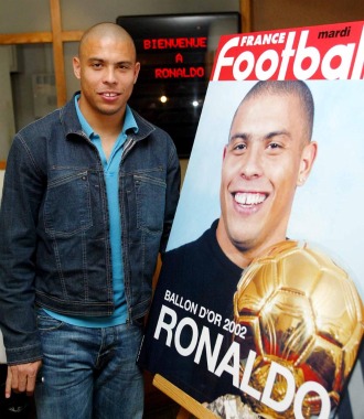 Ronaldo posa con la portada donde se acredita su Balón de Oro en 2002.
