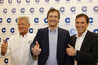 Manolo Lama, junto a Paco Gonzlez y Pepe Domingo Castao, en la rueda de prensa de su presentacin