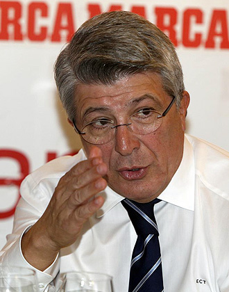 Enrique Cerezo, presidente del Atltico de Madrid, recela del colegiado.