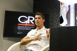 Cristiano Ronaldo junto a sus botas