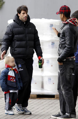 Van Nistelrooy acude al entrenamiento del Hamburgo acompaado de uno de sus hijos